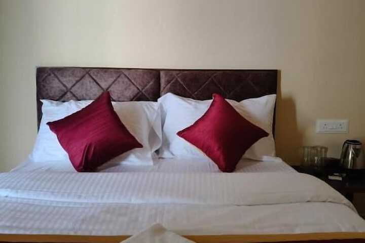 Room 4 of 33