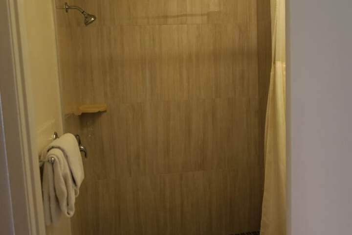 1 King Bed (2 of 17)