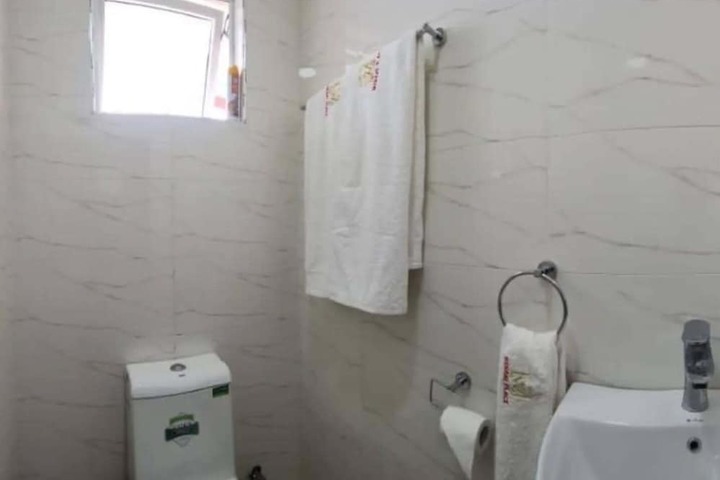 Room 16 of 34