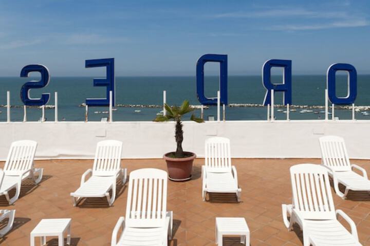 Sundeck 41 of 52