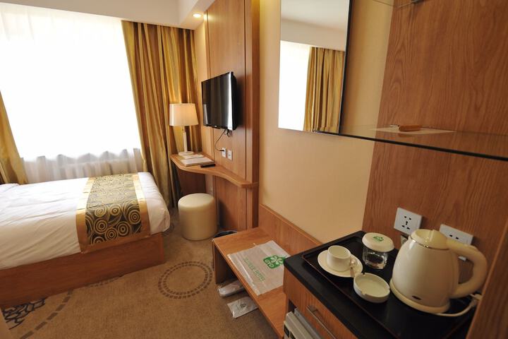 Room 9 of 28