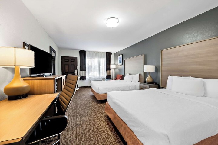 2 Double Beds (8 of 8)