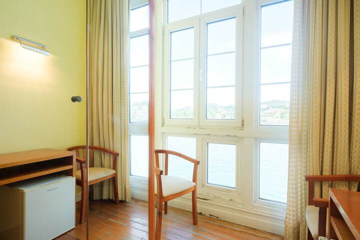 Room 13 of 27