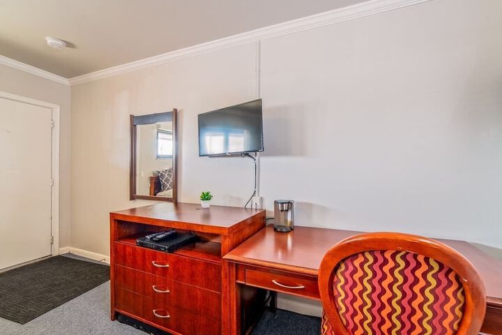 Photo of Browntown Room for 4: Comfort Wifi & Parking