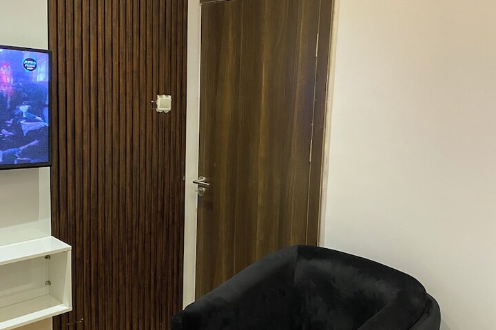 Room 12 of 33