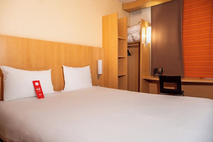 Room 2 of 40