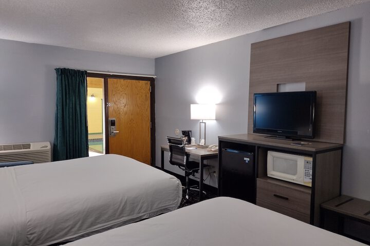 2 Queen Beds (26 of 28)
