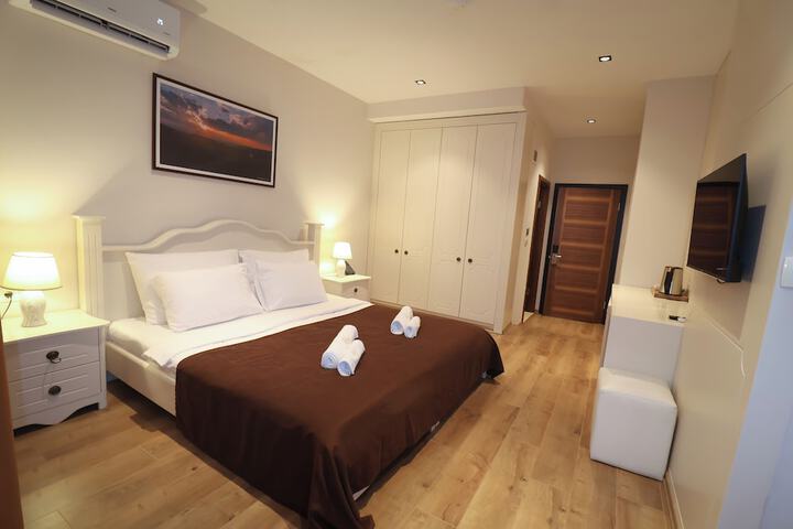 Room 3 of 98