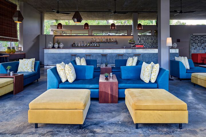 Lounge 103 of 114