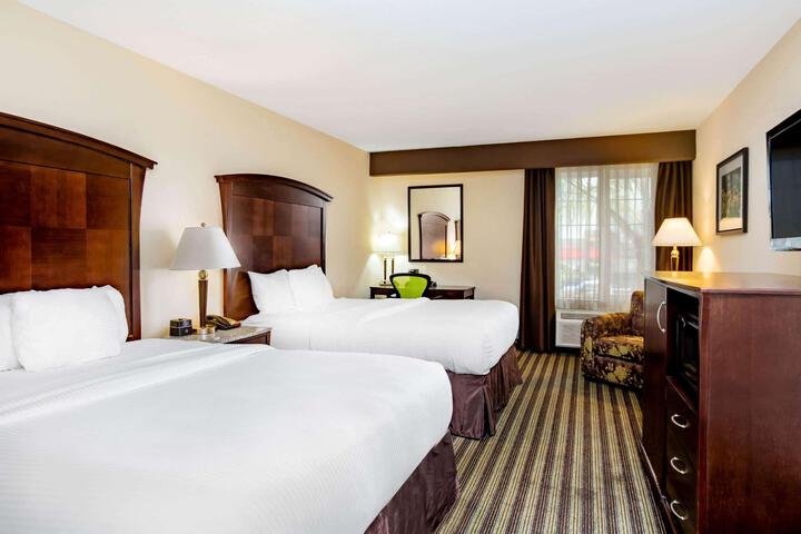 2 Queen Beds (3 of 8)