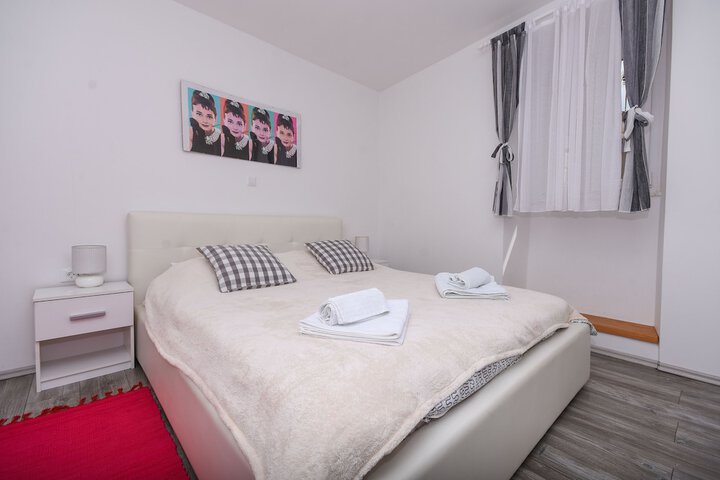 Room 8 of 37