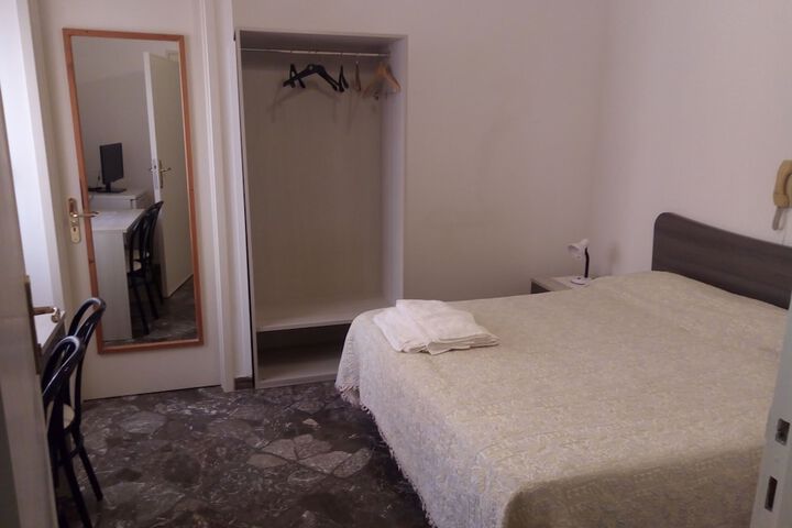 Room 5 of 12