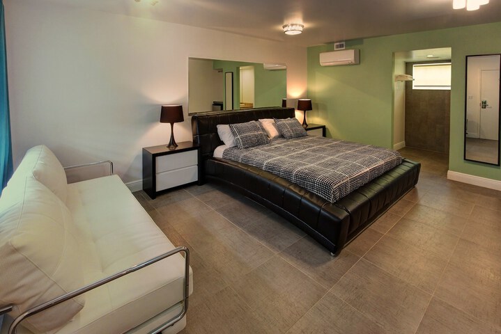 Room 4 of 37