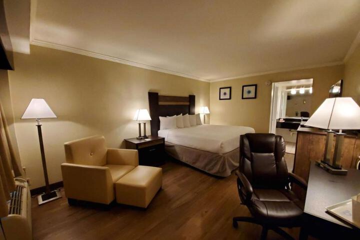 1 King Bed Deluxe Room (5 of 7)