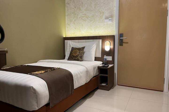 Room 10 of 18