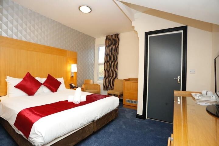 Room 4 of 33