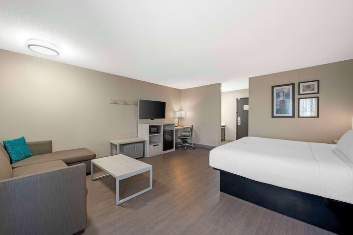 1 King Bed High Speed Internet Accessible 50 Inch Flat Screen Television Microwave and Refrigerator, Coffee Maker, Hairdryer Full Breakfast (11 of 12)
