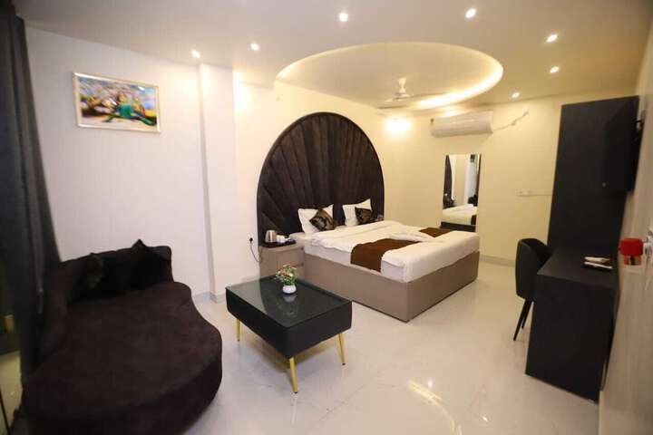 Room 15 of 53