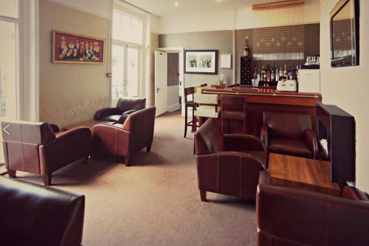 Lounge 11 of 15
