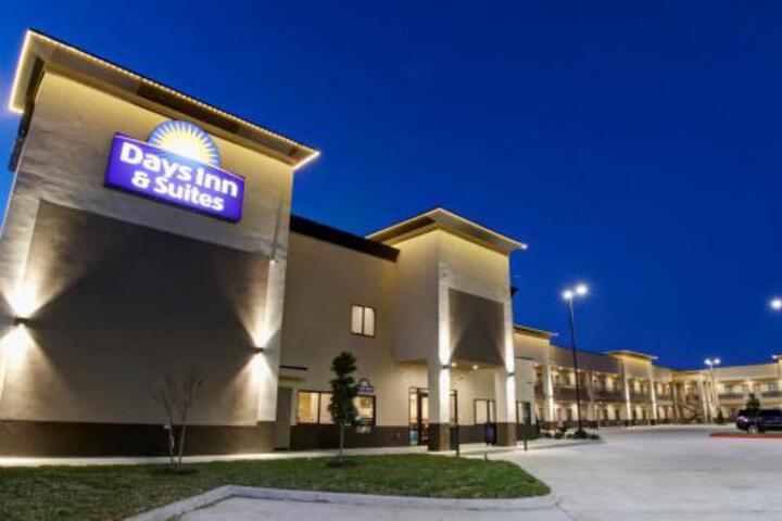 Days Inn & Suites by Wyndham Port Arthur