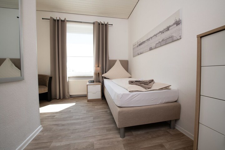 Room 12 of 76