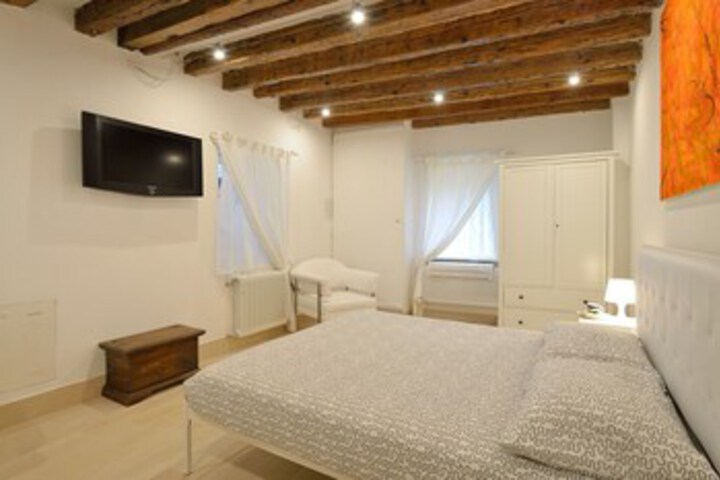 Room 22 of 28