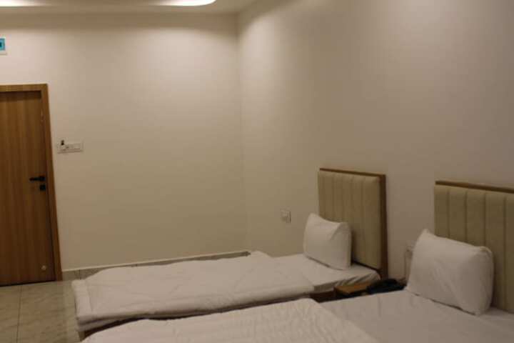 Room 6 of 16