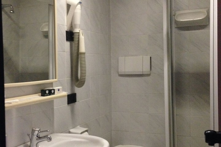 Room 17 of 33