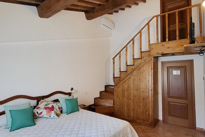 Room 6 of 28