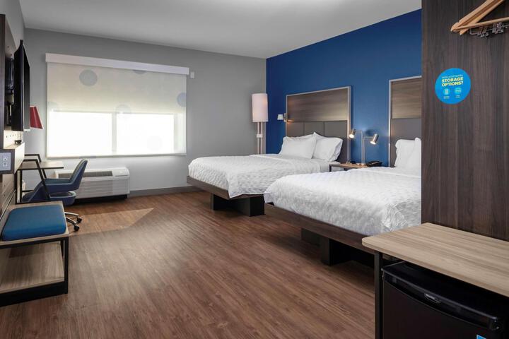 2 Queen Beds (2 of 8)