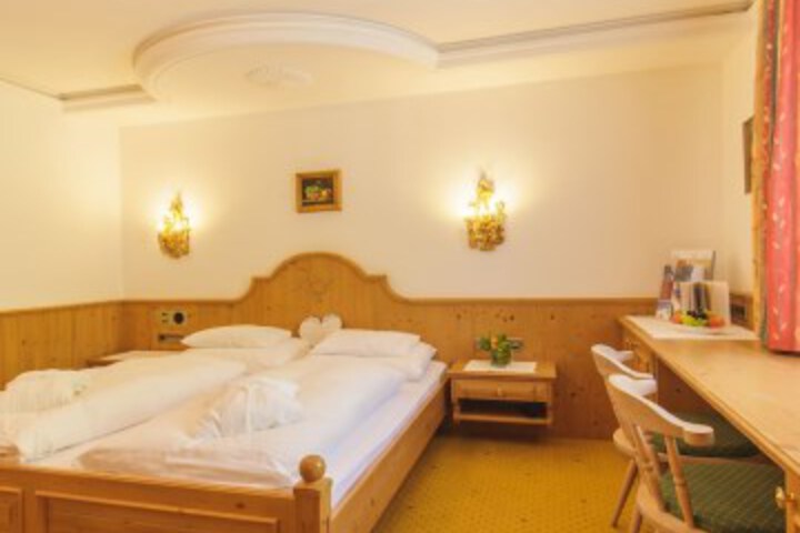 Room 4 of 94