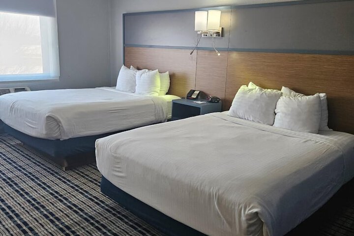 1 Queen Bed (7 of 11)