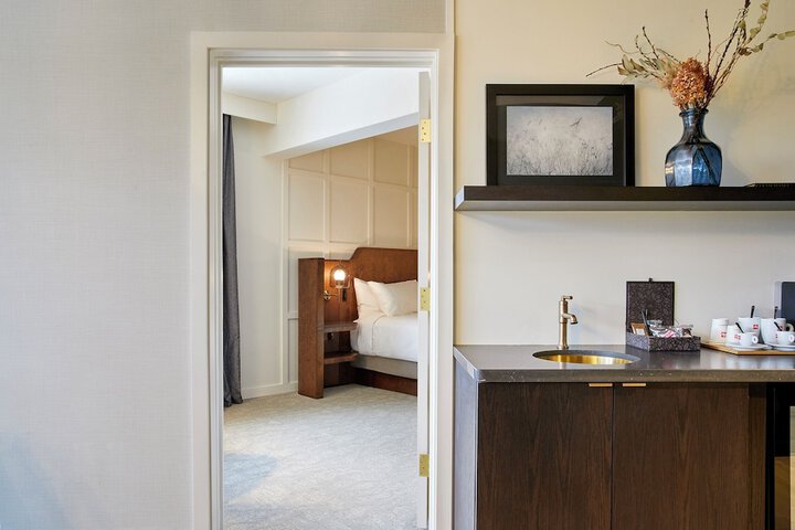 Room 16 of 100