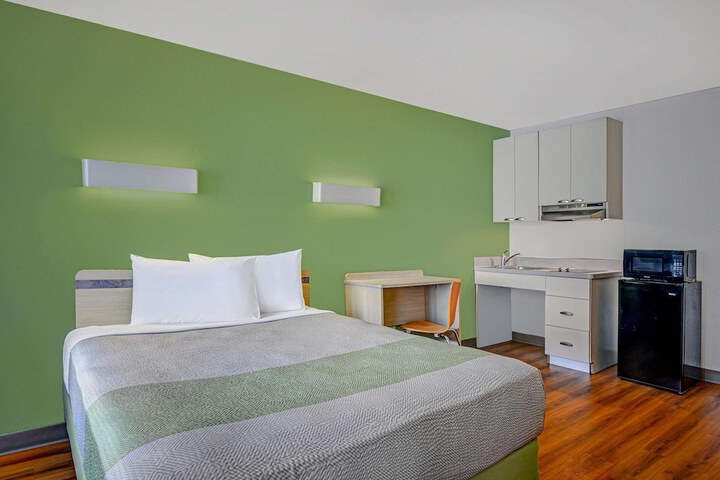 Queen Room with 2 Queen Beds Disability Accessible (16 of 19)