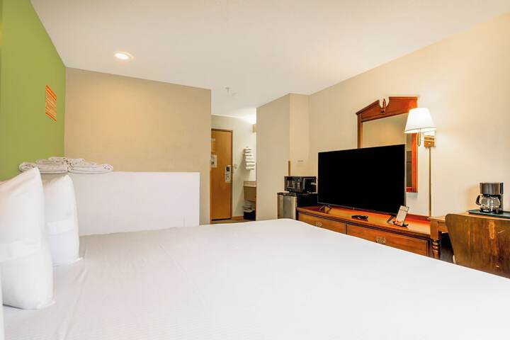 1 King Bed (12 of 18)