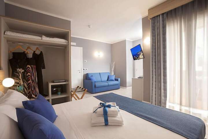 Room 8 of 68
