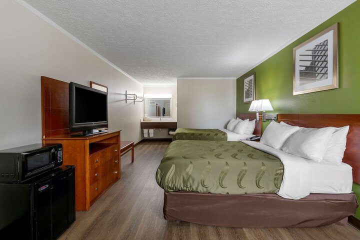 2 Double Beds (7 of 10)