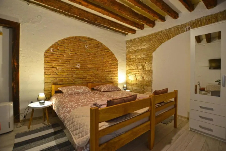 Room 5 of 9