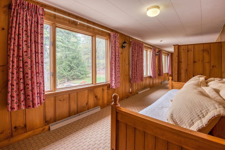 Slope Queen Bed with View (2 of 100)