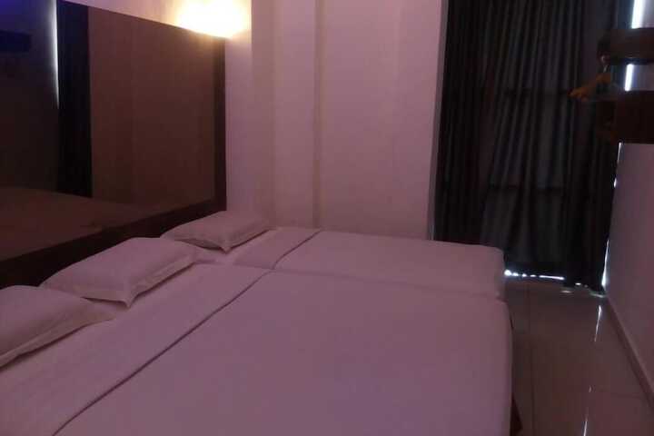 Room 21 of 32