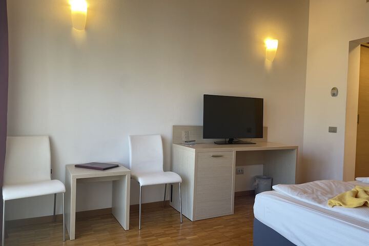 Room 7 of 77