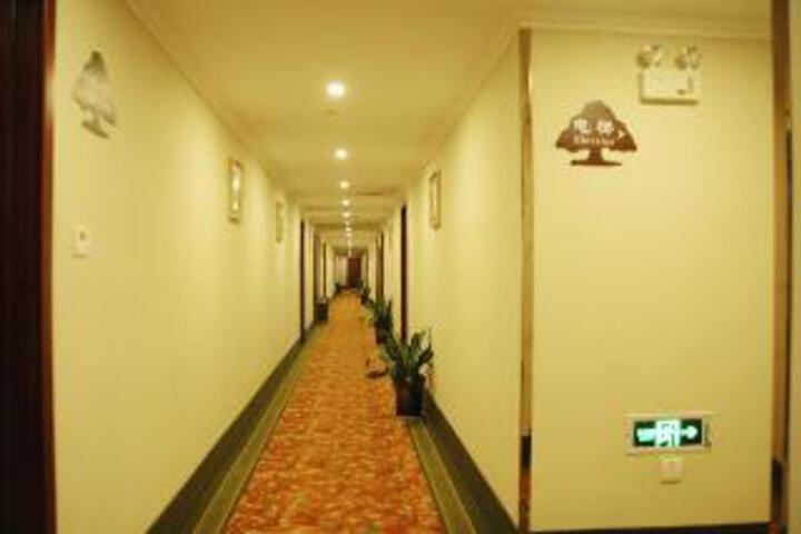 Room 9 of 25