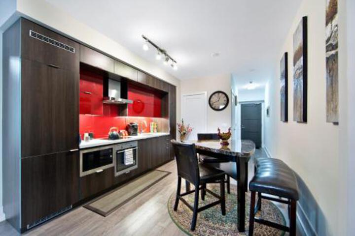 300 Front Street West Signature Collection