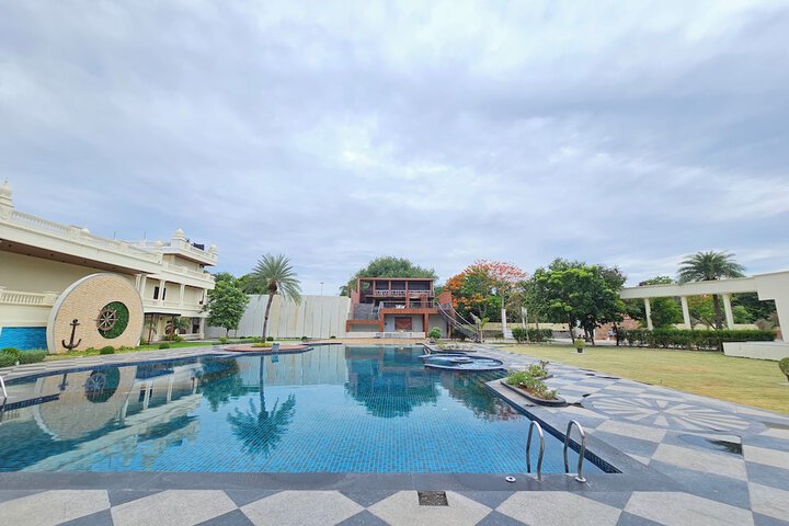 Hotel Pool