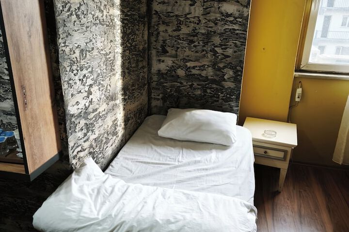 Room 5 of 6