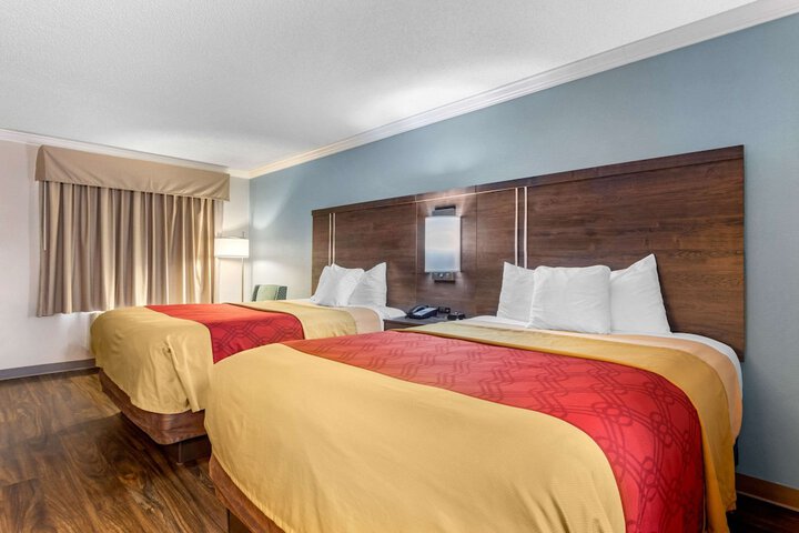 2 Queen Beds (2 of 7)