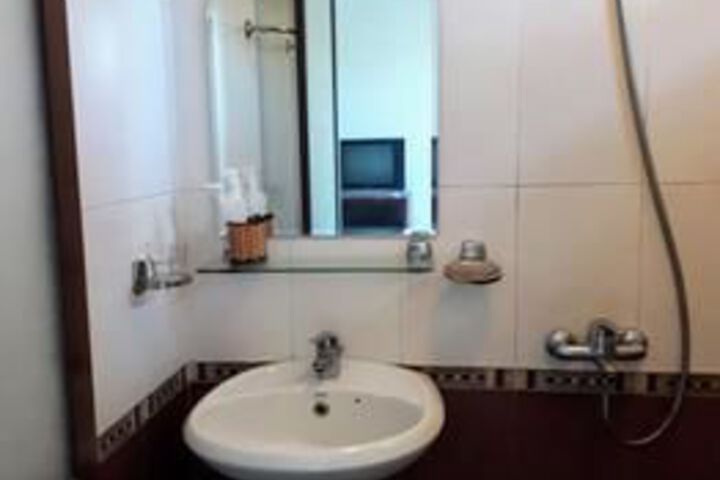 Room 2 of 8