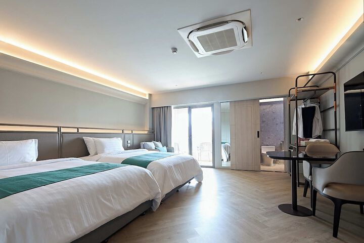 Room 2 of 209