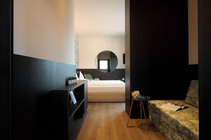 Room 28 of 68