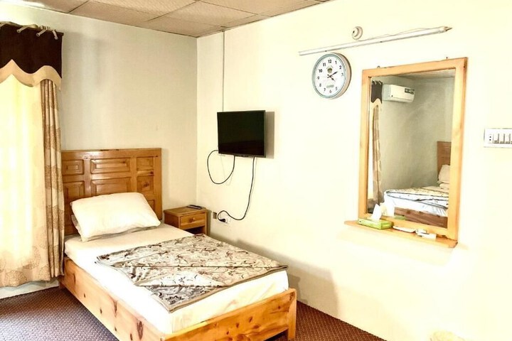 Room 3 of 28
